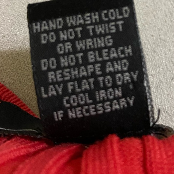 Red Ribbed V-Neck Top - Size Medium - Picture 6 of 6